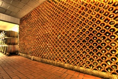 Flaschen und Barriquefässer